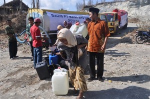 Antri Air Bersih
