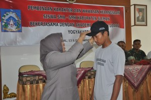 Memakaikan Topi