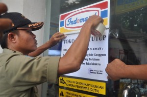 Petugas Satpol PP Sleman Memasang Segel