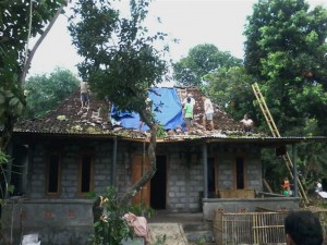 Perbaiki Atap Rumah