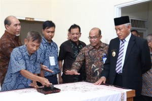 Melihat Proses Pembuatan Batik