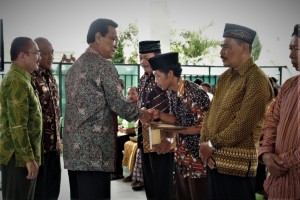 Gubernur Serahkan Sertifikat