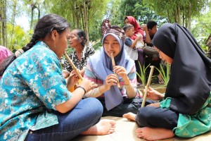 Berlatih Suling Bambu